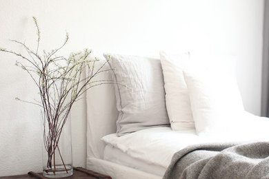 Mittelgroßes Modernes Hauptschlafzimmer mit weißer Wandfarbe und braunem Holzboden in Hamburg