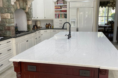 Kitchen - traditional kitchen idea in Orlando