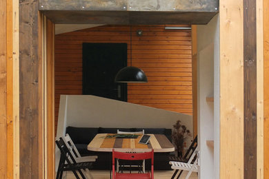 На фото: большая веранда на боковом дворе в современном стиле с летней кухней и настилом с