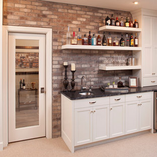 ミネアポリスのトラディショナルスタイルのおしゃれなウェットバー (カーペット敷き、アンダーカウンターシンク、落し込みパネル扉のキャビネット、白いキャビネット、ベージュの床) の写真