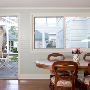 ウロンゴンの中サイズのトラディショナルスタイルのLDKの画像 (青い壁、淡色無垢フローリング)