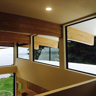 Esempio di un grande ingresso o corridoio minimalista con pareti beige, pavimento in bambù e pavimento marrone