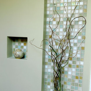 Inspiration för ett mellanstort orientaliskt kök, med en nedsänkt diskho, luckor med infälld panel, skåp i mellenmörkt trä, bänkskiva i betong, grönt stänkskydd, rostfria vitvaror och betonggolv