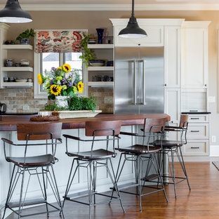 Gorgeous & Bright Lake Home