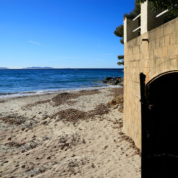 ADR905 Un portillon ouvre sur une plage de sable fin