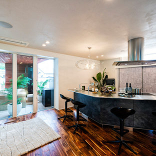 他の地域のコンテンポラリースタイルのおしゃれな着席型バー (ステンレスカウンター、塗装フローリング、茶色い床) の写真