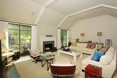 Minimalist living room photo in Los Angeles