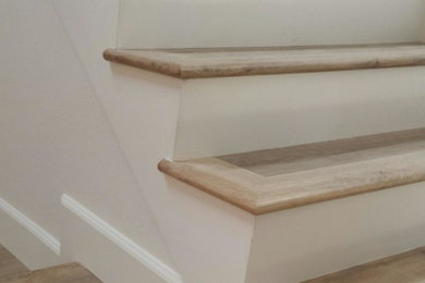 Imagen de escalera recta contemporánea de tamaño medio con escalones de madera y contrahuellas de madera pintada