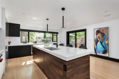 Example of a trendy kitchen design in Toronto