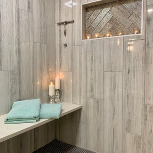Idéer för att renovera ett mellanstort vintage flerfärgad flerfärgat en-suite badrum, med möbel-liknande, beige skåp, en dubbeldusch, en toalettstol med hel cisternkåpa, porslinskakel, laminatgolv, ett integrerad handfat, marmorbänkskiva, brunt golv och dusch med skjutdörr