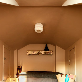 Multifunktionaler, Kleiner Stilmix Fitnessraum mit rosa Wandfarbe, dunklem Holzboden, braunem Boden und Tapetendecke in London