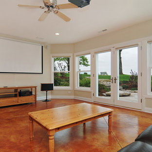 Cette photo montre une grande salle de cinéma chic ouverte avec un mur beige, béton au sol et un écran de projection.