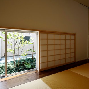 他の地域の小さいモダンスタイルのおしゃれなホームオフィス・仕事部屋 (畳、ベージュの床) の写真