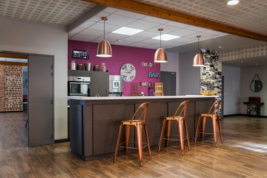 Réalisation d'une grande salle de séjour design ouverte avec un bar de salon, un mur blanc, un sol en carrelage de céramique, aucun téléviseur et un sol beige.