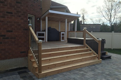 Example of a trendy deck design in Toronto