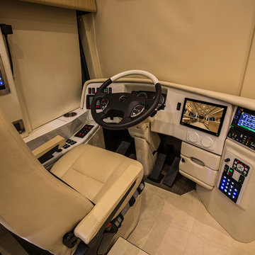 Featherlite Coach 3167 - Prevost H3-45 Triple Slide Motorhome