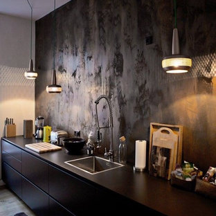 Неиссякаемый источник вдохновения для домашнего уюта: линейная кухня среднего размера в современном стиле с черными фасадами, черным фартуком, накладной раковиной, плоскими фасадами и паркетным полом среднего тона