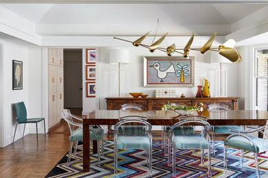 Foto di una grande sala da pranzo aperta verso la cucina chic con pareti bianche, pavimento in legno massello medio e pavimento marrone