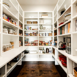 Große Klassische Küche in U-Form mit weißen Schränken, Vorratsschrank, offenen Schränken und dunklem Holzboden in Dallas