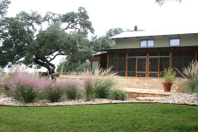 Design ideas for a modern drought-tolerant and full sun gravel landscaping in Austin.