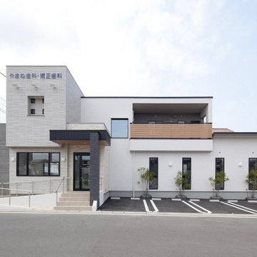 箱型フォルムのモダンな歯科医院(外観)