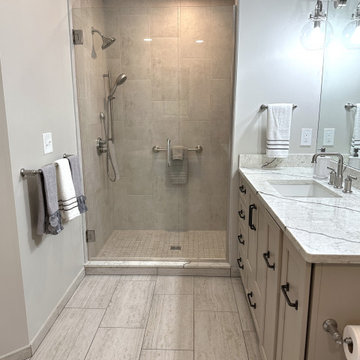 Starmark Maple Cosmopolitan Primary Bath in Stone