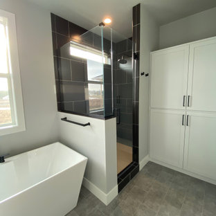 Badezimmer mit schwarzen Fliesen und Vinylboden Ideen, Design & Bilder