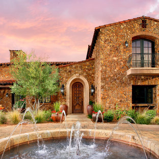 Mediterranes Haus mit Steinfassade in Phoenix