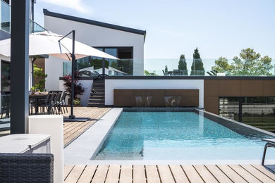 Exemple d'une piscine tendance.