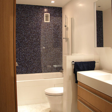 Salle de bains avec sol et baignoire recuperés