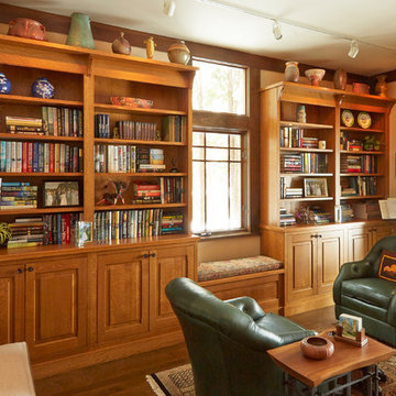 Attractive Bannockburn Library and Wet Bar