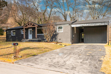 Example of an exterior home design in Nashville
