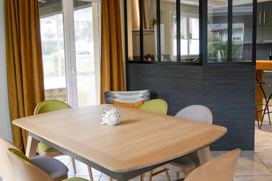 Réalisation d'une salle à manger ouverte sur le salon design de taille moyenne avec un mur gris et un sol blanc.