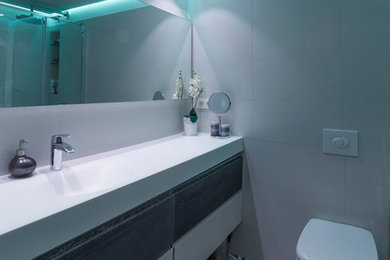 Baño con detalles de iluminación de colores