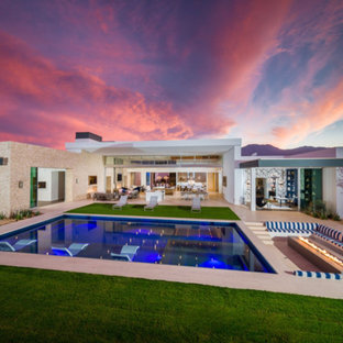 Inspiration för ett stort funkis flerfärgat hus, med allt i ett plan, blandad fasad och platt tak