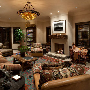 Große, Abgetrennte Mediterrane Bibliothek mit beiger Wandfarbe, Teppichboden, Kamin, verputztem Kaminsims und freistehendem TV in Phoenix