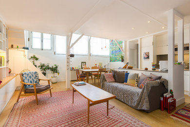 Idée de décoration pour un grand salon nordique ouvert avec un mur blanc, un sol en bois brun, une bibliothèque ou un coin lecture, aucune cheminée et aucun téléviseur.