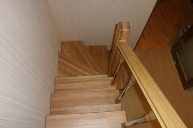 Идея дизайна: лестница среднего размера в стиле кантри