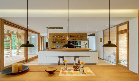 Eine offene Wohnküche, gebaut mit viel Holz und klugen Ideen