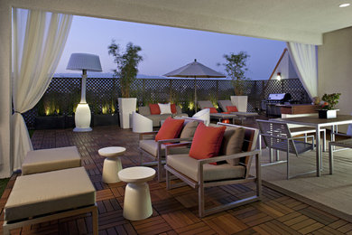 Large eclectic rooftop deck photo in Los Angeles with no cover