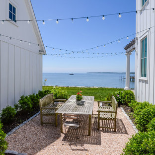 ワシントンD.C.のカントリー風おしゃれな横庭のテラス (砂利舗装、日よけなし) の写真