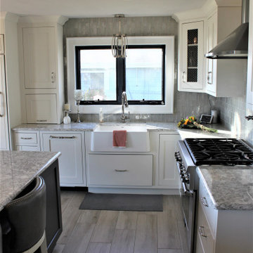 Starmark Insert Kitchen in Mackay Dove (Perimeter) and Peppercorn (Island)