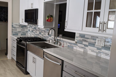 Foto de cocina comedor lineal minimalista de tamaño medio con puertas de armario blancas y encimeras multicolor