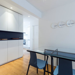 ニースの小さいコンテンポラリースタイルのLDKの画像 (白い壁、淡色無垢フローリング、ベージュの床)