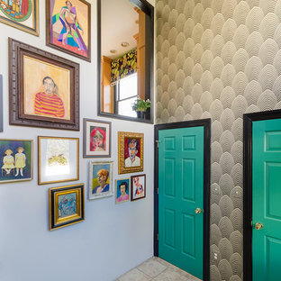 Réalisation d'une entrée bohème de taille moyenne avec un vestiaire, mur métallisé, un sol en carrelage de céramique et un sol beige.