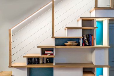 Imagen de escalera recta grande con escalones de madera, contrahuellas de madera y barandilla de madera