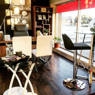 バンクーバーの小さいモダンスタイルのおしゃれな書斎 (白い壁、ラミネートの床、自立型机) の写真