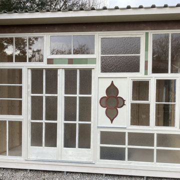 Individuelles Gartenhaus mit Vintage Fenstern