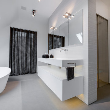 Waschtischanlage und Eingang in die Dusche