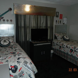 Fasade Diamond Plate 4x8 Wall Panel in Chrome - Home Decor